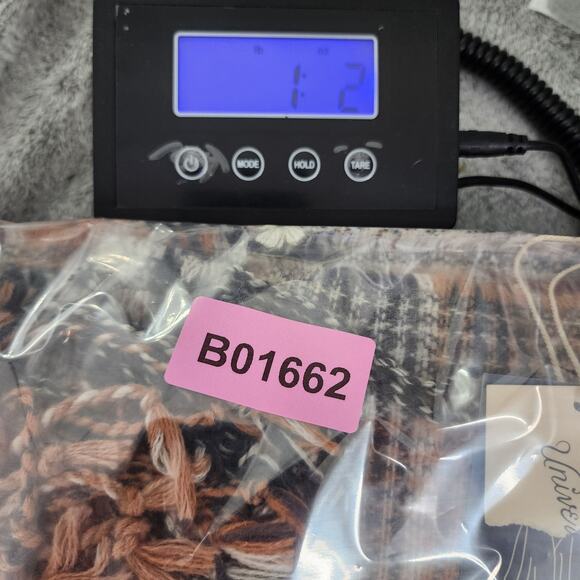 NEW Universal‎ Thread Poncho Womens OSFM OS Tan Plaid Fringe Poncho Wrap Boho - Picture 10 of 10